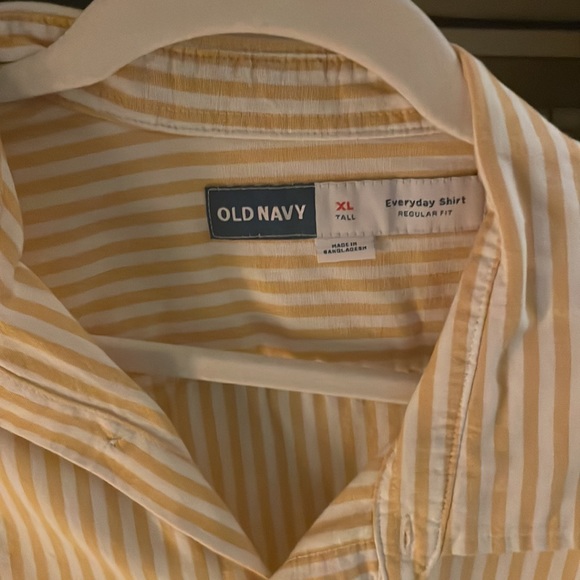 Old navy men’s tall button up short sleeve - Picture 2 of 2